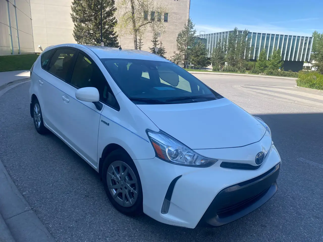 Toyota Prius v снимка Toyota Prius v