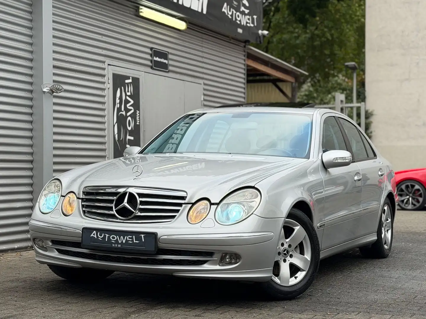 Mercedes-Benz E 240 Avantgarde *XENON*NAVI*AHK*VOLLLEDER*TEMP* Silber - 1