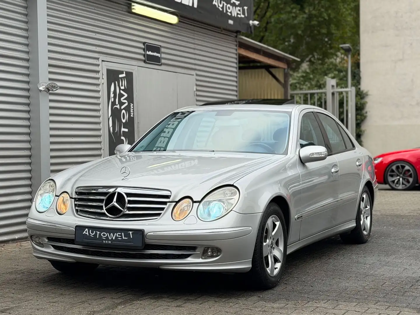 Mercedes-Benz E 240 Avantgarde *XENON*NAVI*AHK*VOLLLEDER*TEMP* Silber - 2