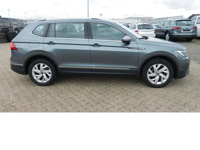 Volkswagen Tiguan Allspace view 2