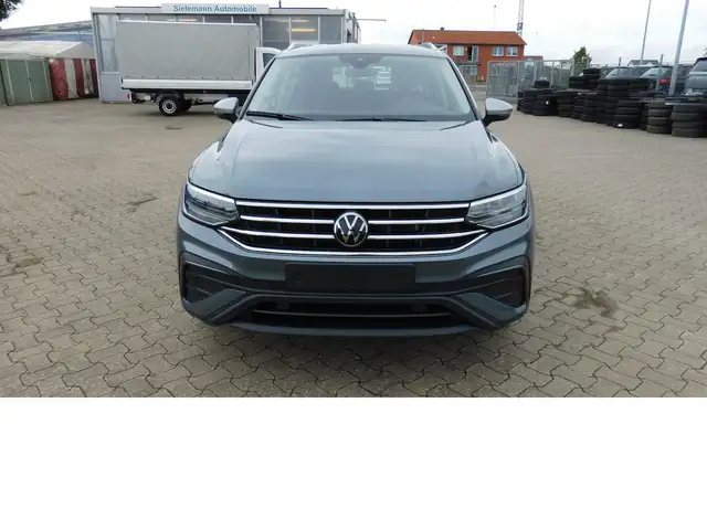 Volkswagen Tiguan Allspace view 3