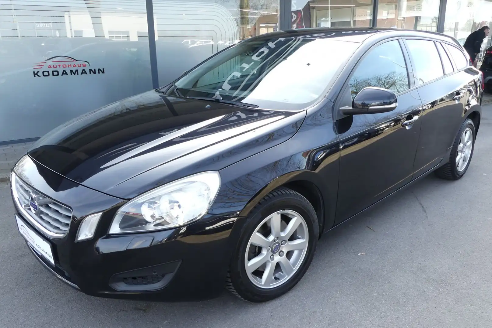 Volvo V60 Kinetic*Tempomat*MP3*PDC*SHZ*180PS*Allwetter Zwart - 2