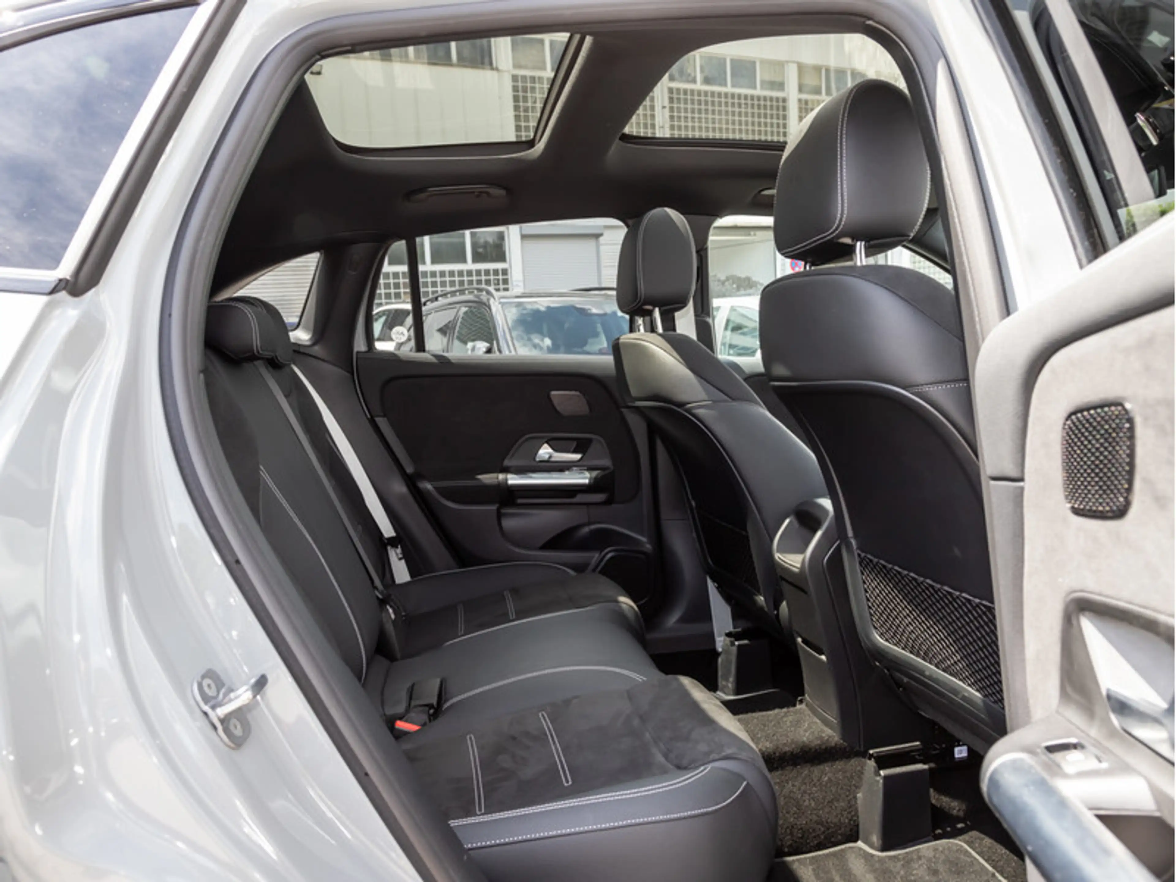 Mercedes-Benz GLA 220 d 4M AMG-Sport/MLB/360/Pano/AHK/Night/20 — photo 10