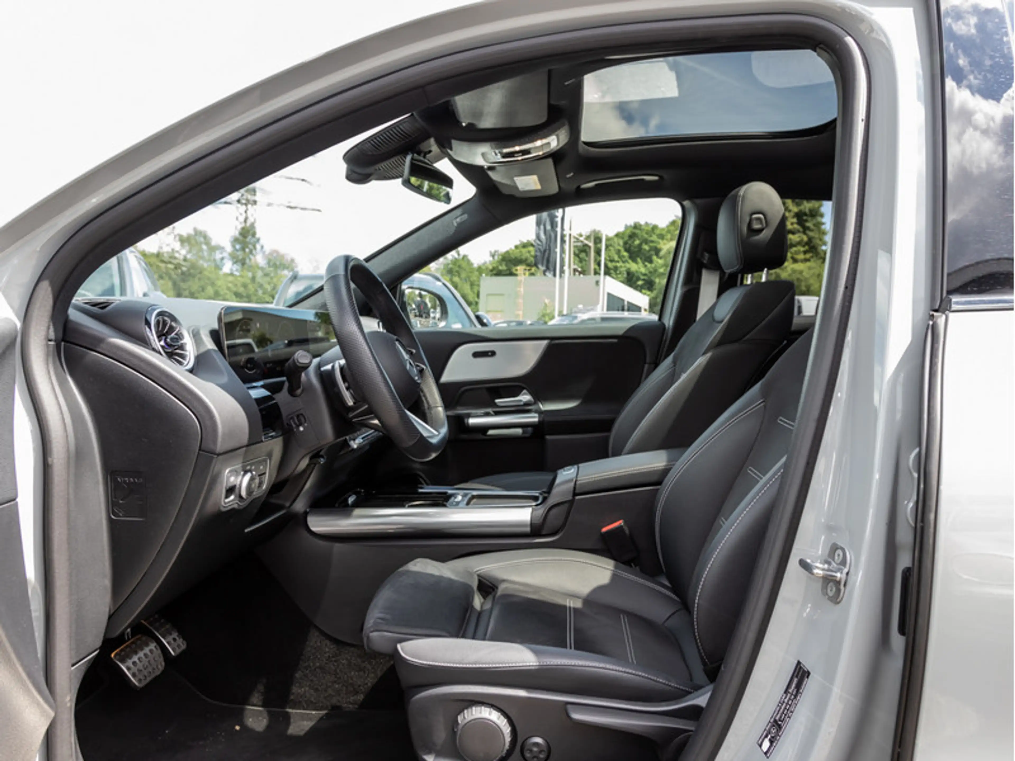 Mercedes-Benz GLA 220 d 4M AMG-Sport/MLB/360/Pano/AHK/Night/20 — photo 13