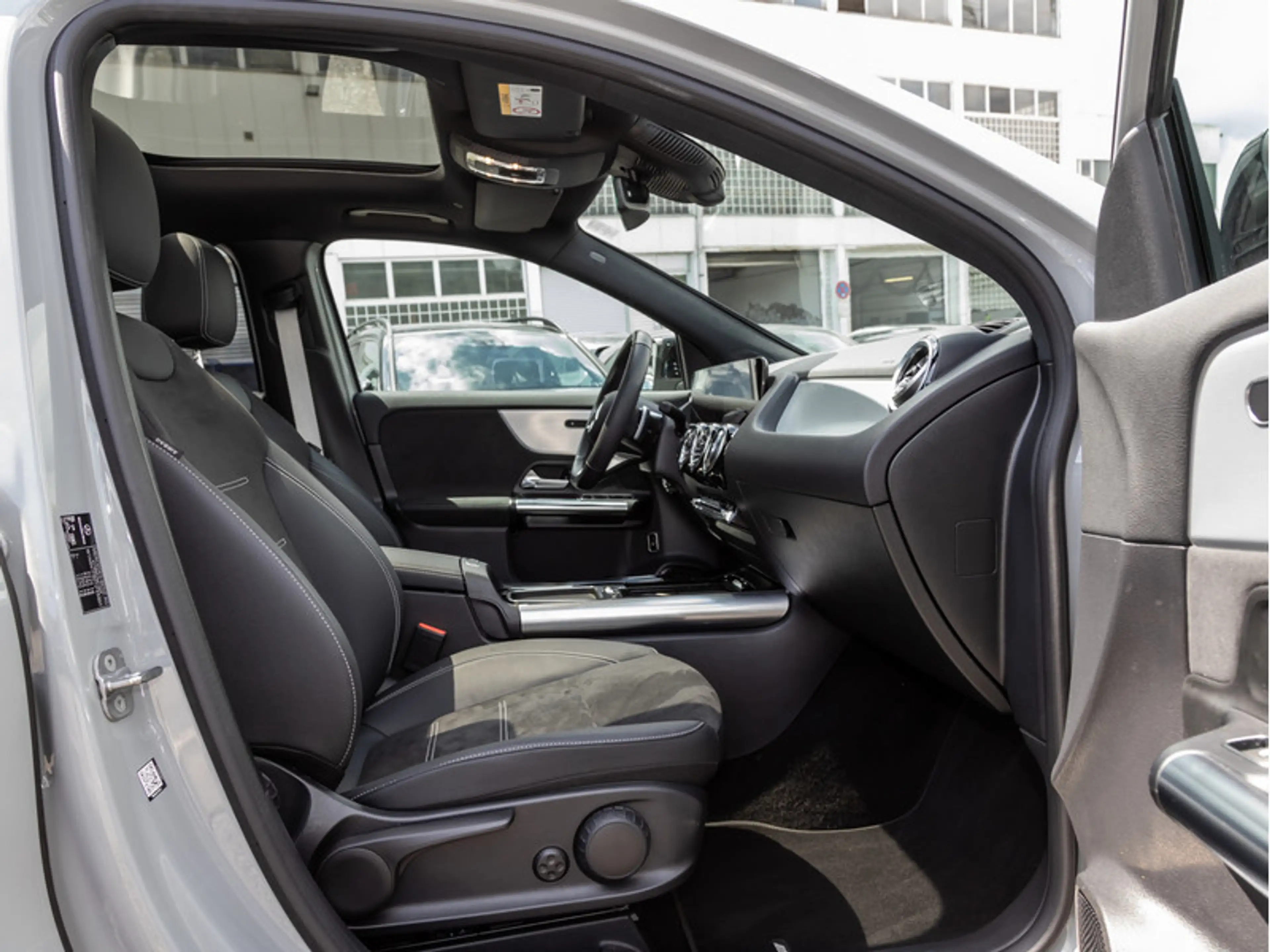 Mercedes-Benz GLA 220 d 4M AMG-Sport/MLB/360/Pano/AHK/Night/20 — photo 9