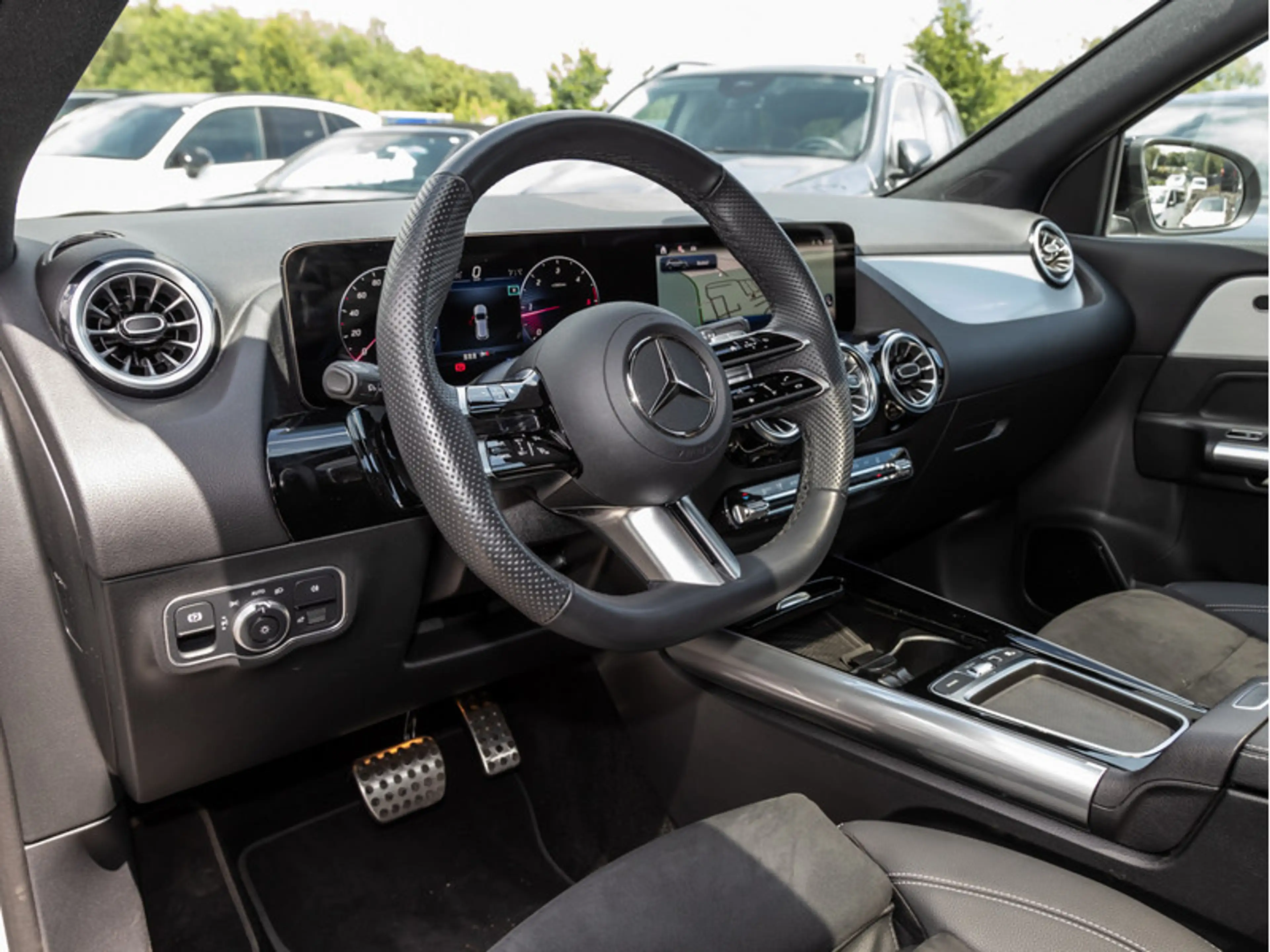 Mercedes-Benz GLA 220 d 4M AMG-Sport/MLB/360/Pano/AHK/Night/20 — photo 12