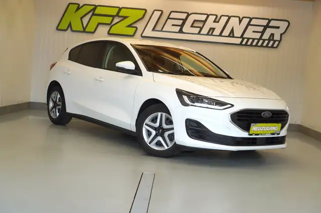 Ford Focus view 3