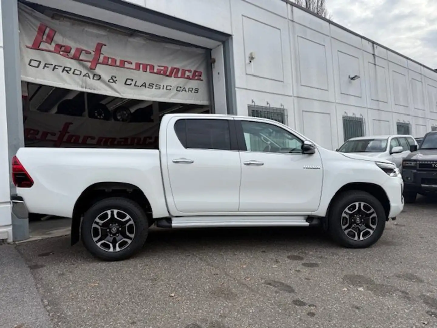 Toyota Hilux LOUNGE 2.8 MANUALE 204 cv MY 2025 Bianco - 2