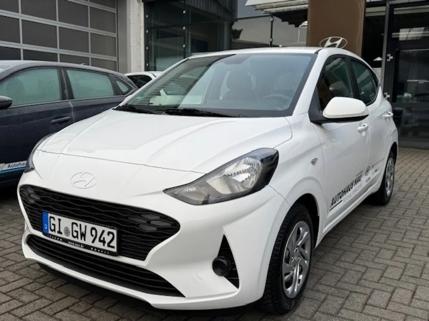Hyundai i10 1.0 Select Inkl. Inspektionspaket Big Deal Weiß - 2