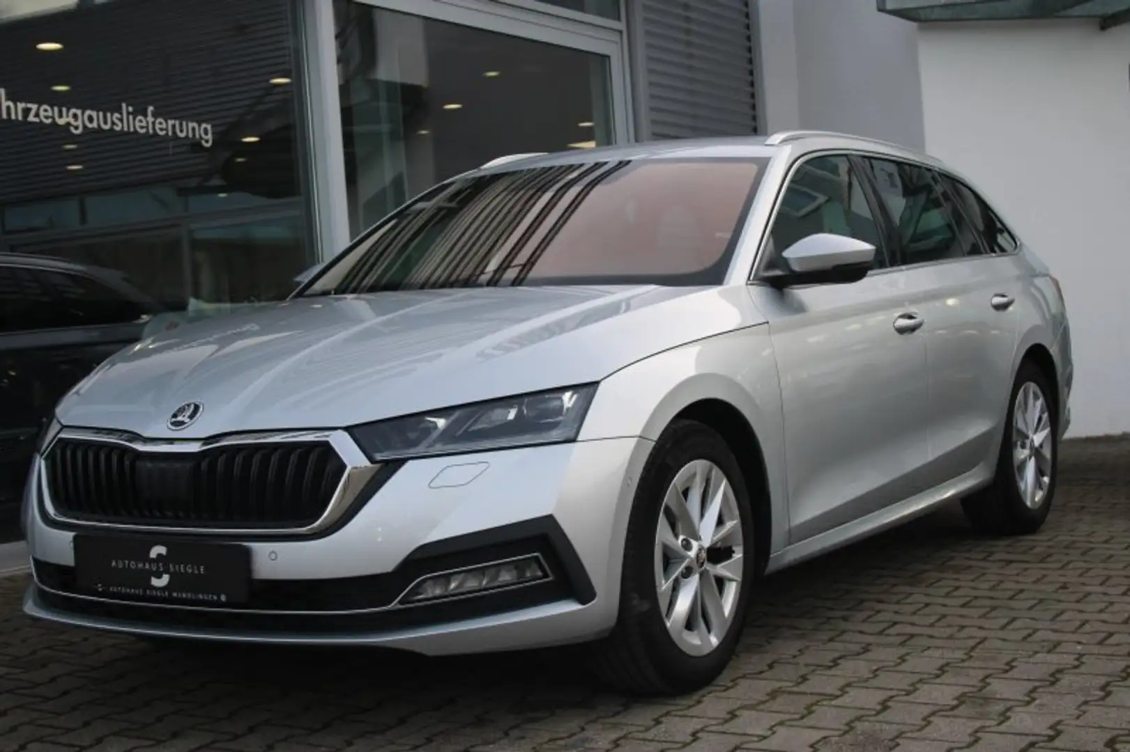 Skoda Octavia Octavia Combi 2.0 TDI First Edition DSG Navi LED M Silber - 2
