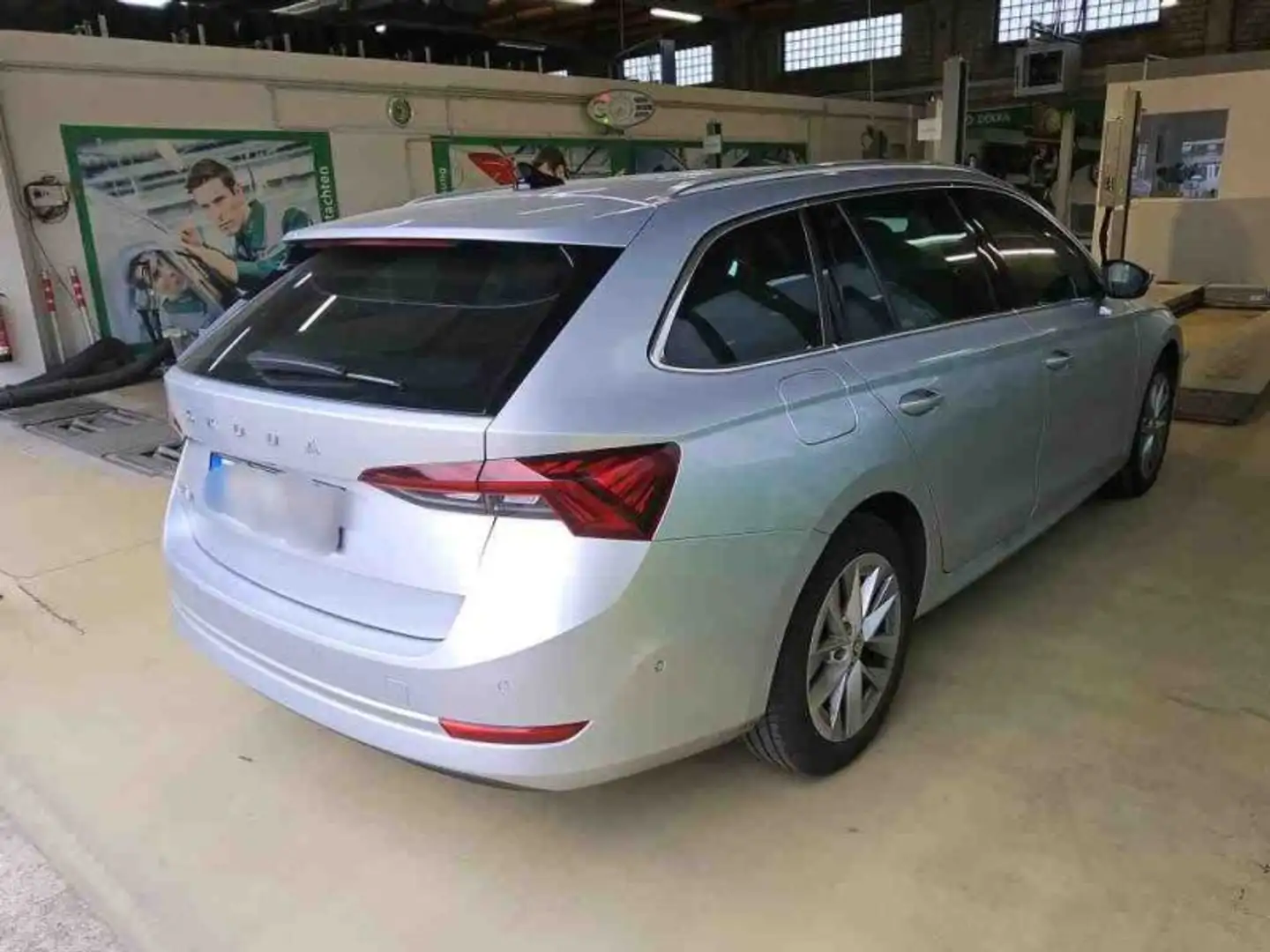 Skoda Octavia Combi 2.0 TDI First Edition DSG Navi LED Memory AC Silber - 2
