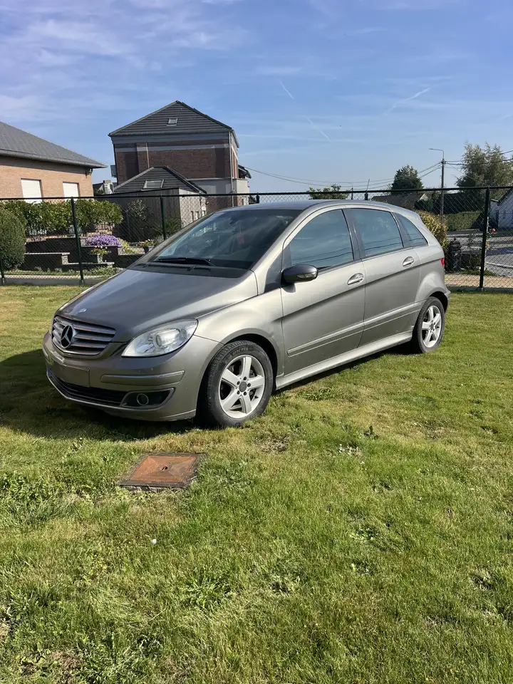 Mercedes-Benz B 180