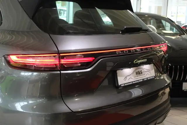Porsche Cayenne view 4