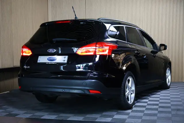 Ford Focus view 3