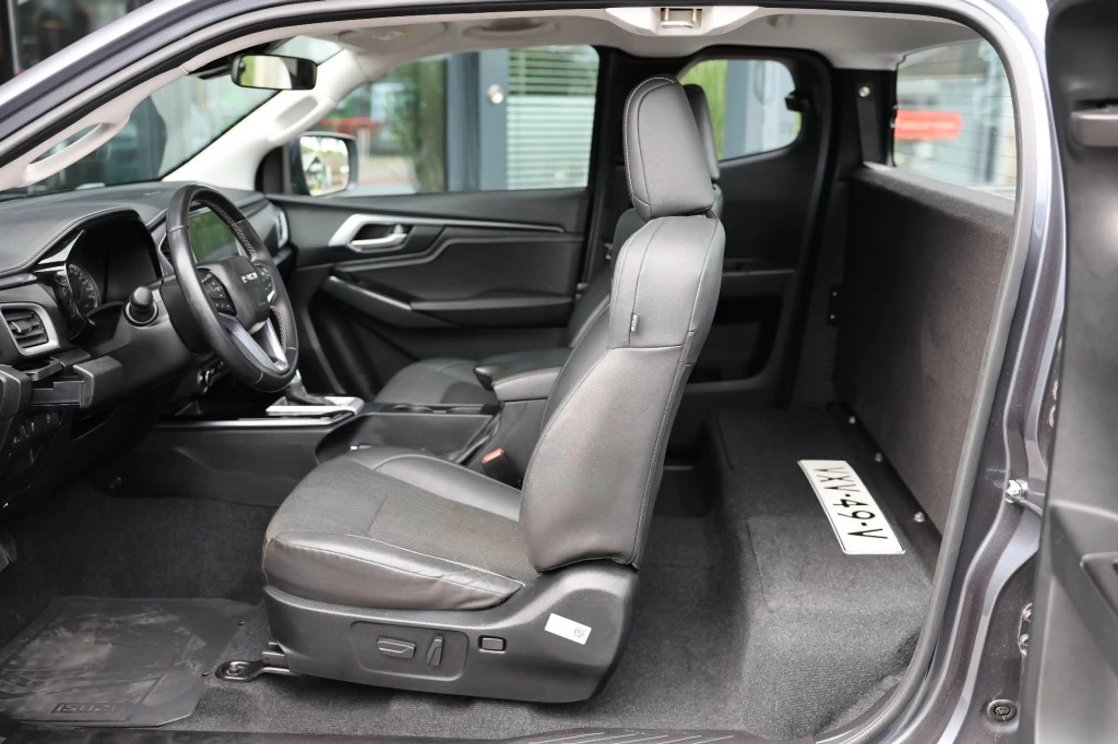 Isuzu D-Max 1.9 D LS A/T 4WD VAN — photo 8