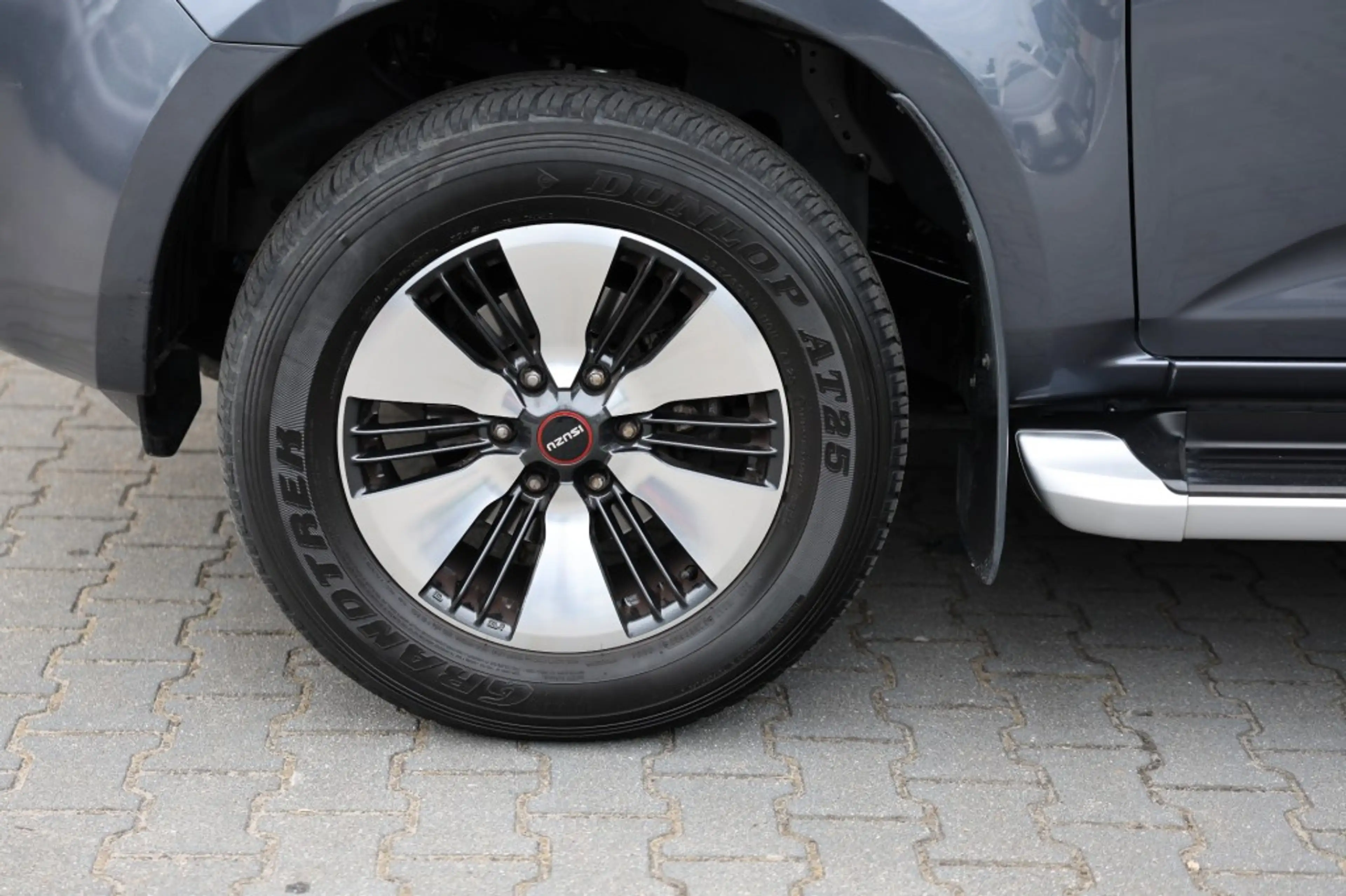 Isuzu D-Max 1.9 D LS A/T 4WD VAN — photo 3