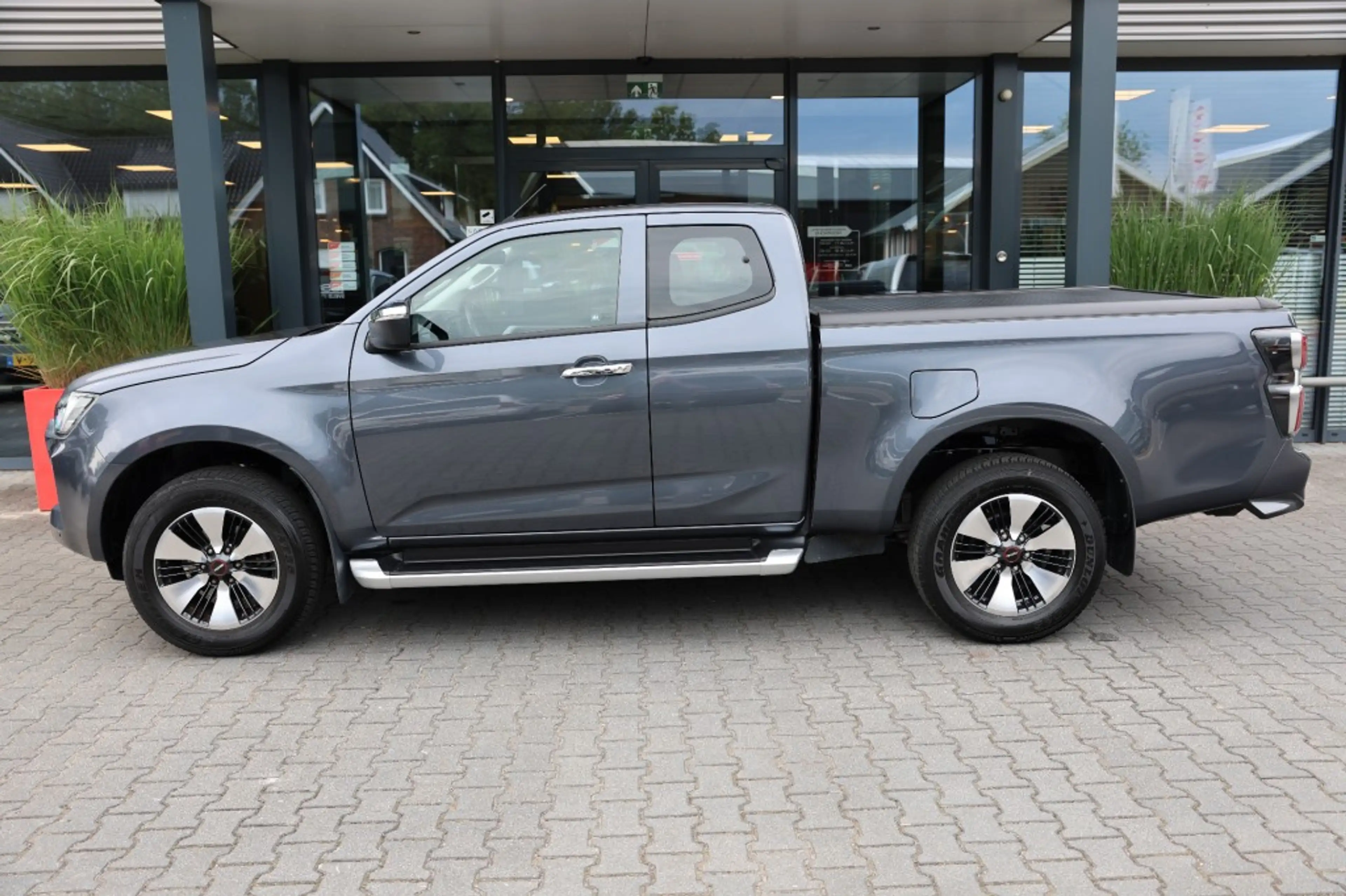 Isuzu D-Max 1.9 D LS A/T 4WD VAN — photo 2