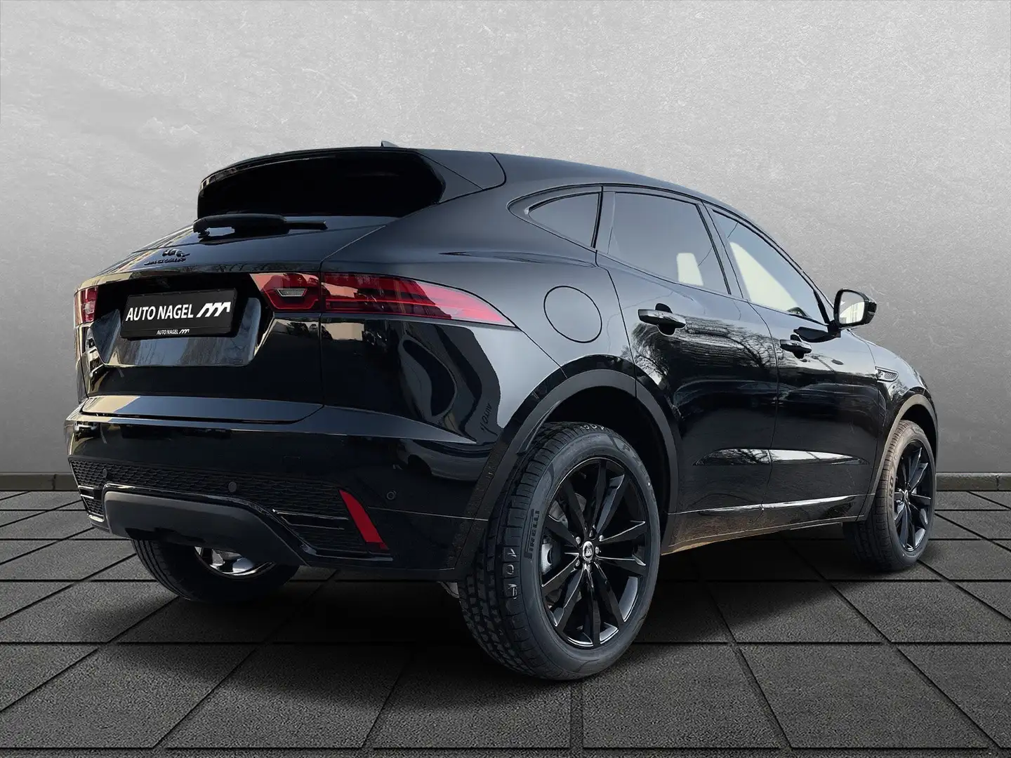 Jaguar E-Pace E-Pace P300e AWD R-Dyn. HSE 20" AHK Pano WinterP Černá - 2
