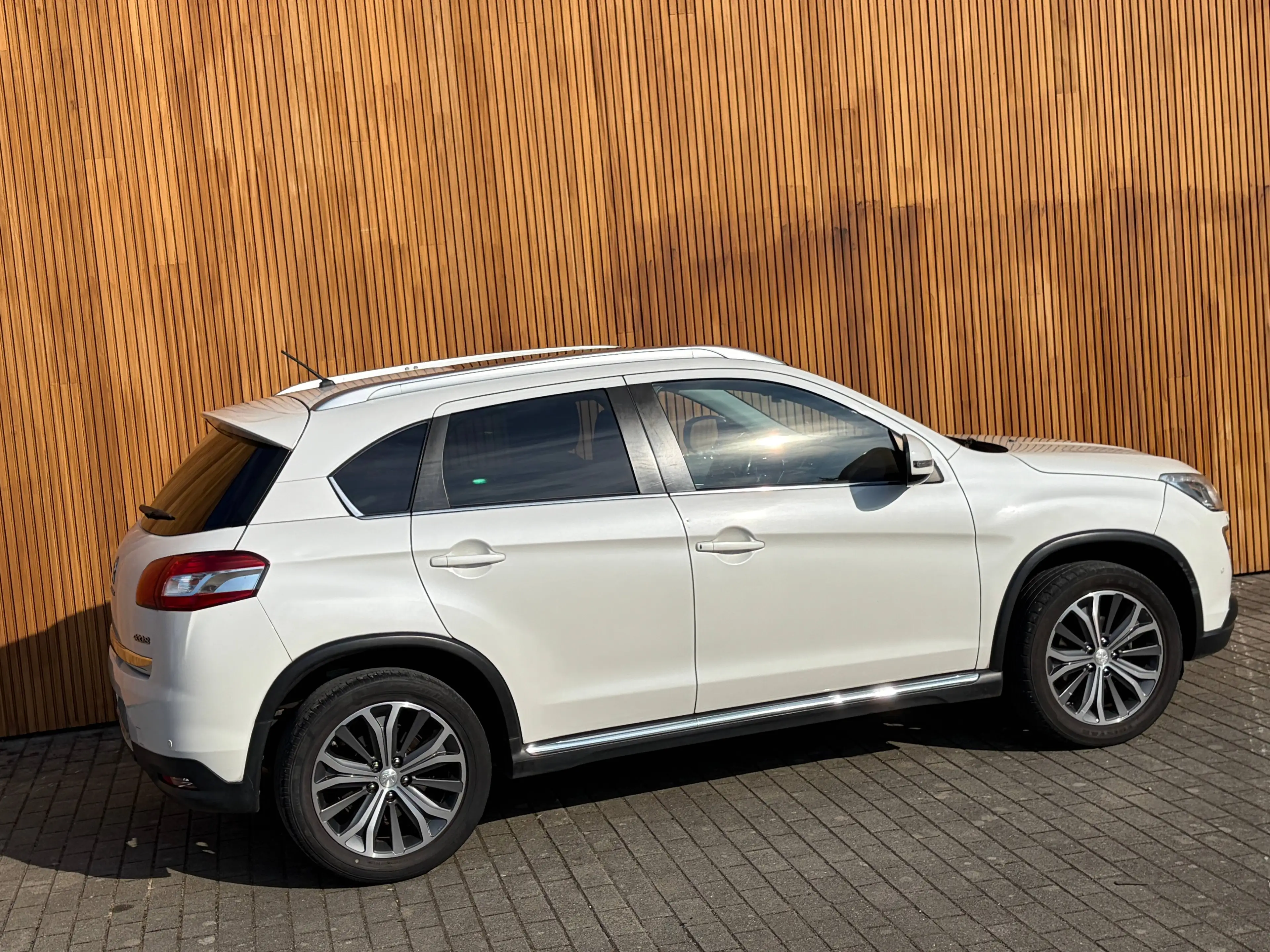 Peugeot 4008 1.6 e-HDi Allure — photo 9
