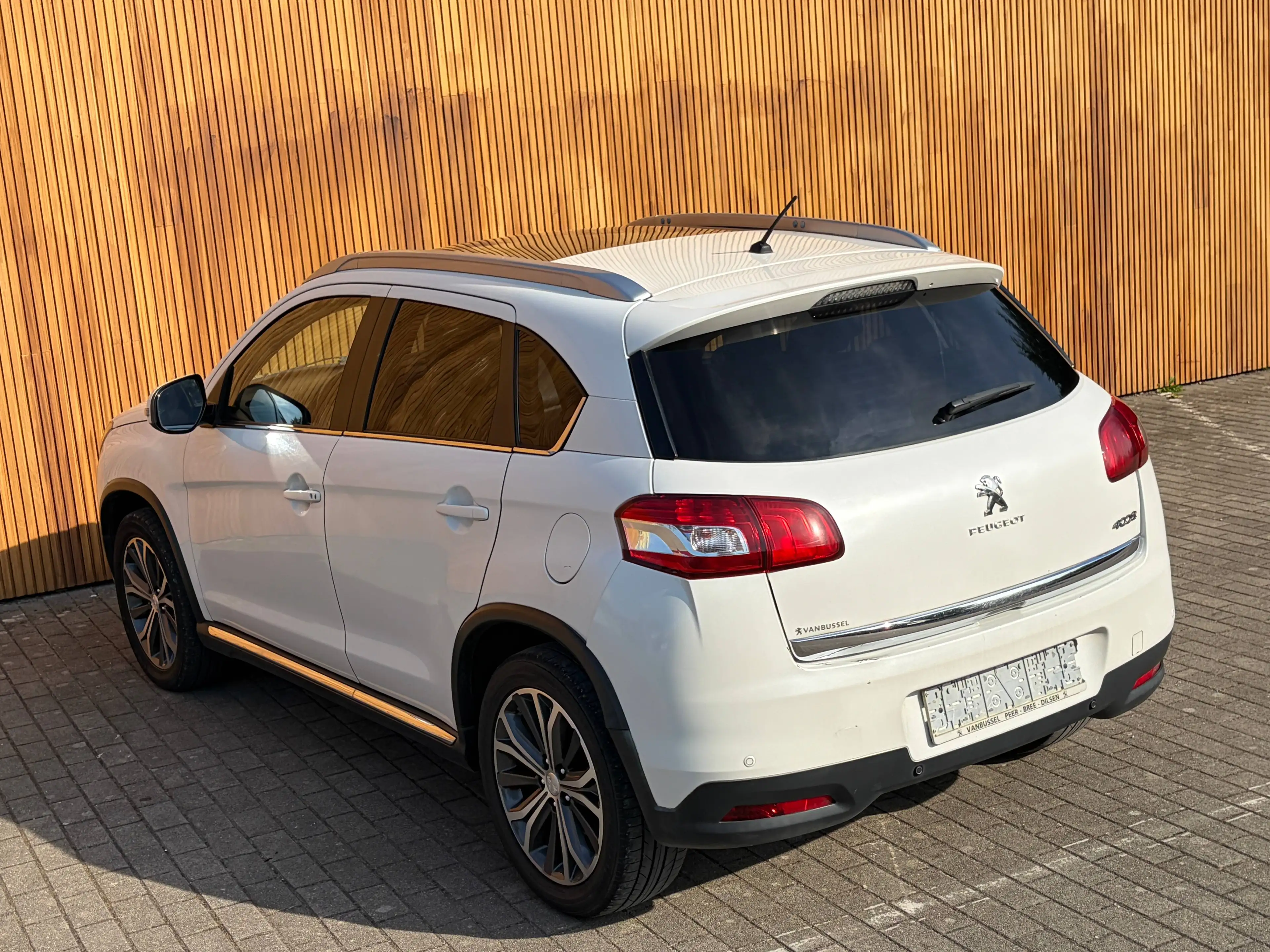 Peugeot 4008 1.6 e-HDi Allure — photo 7