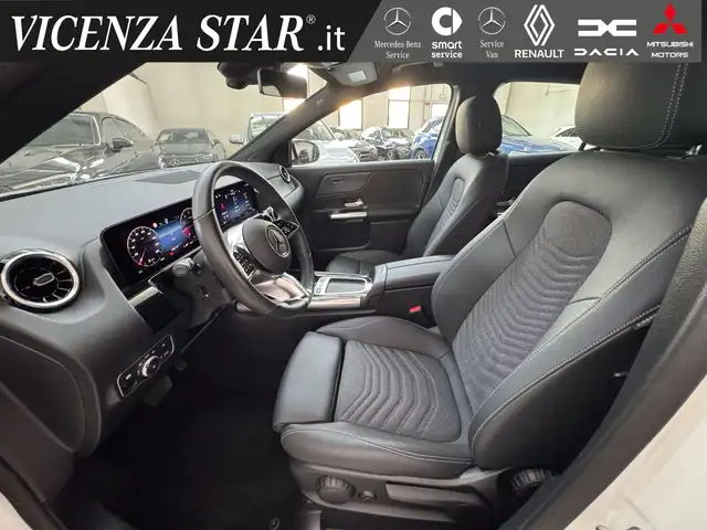 Mercedes-Benz GLA view 4