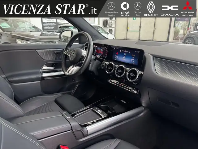 Mercedes-Benz GLA view 9