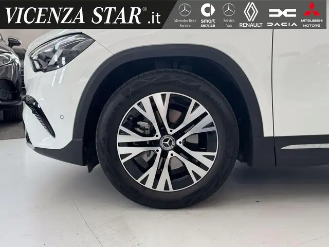 Mercedes-Benz GLA view 3