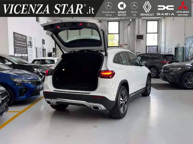 Mercedes-Benz GLA view 13