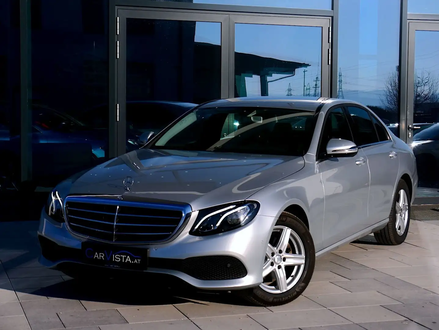 Mercedes-Benz E 220 Aut. LED High Performance & Garmin Navigation Silber - 2
