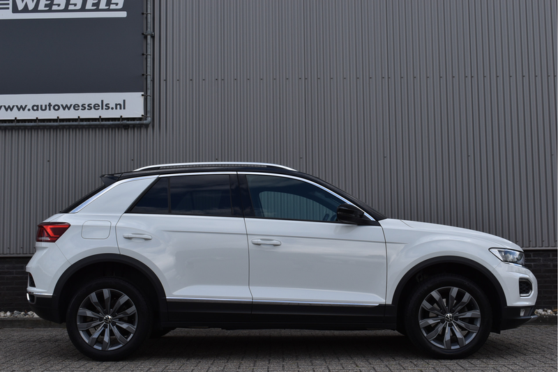 Volkswagen T-Roc 1.5 TSI Sport Virtual cockpit, Adaptive cruise, Ca — photo 6
