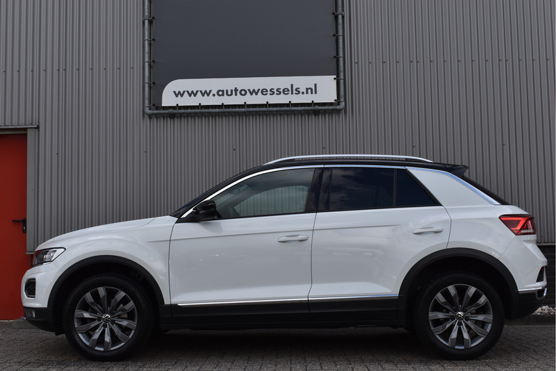 Volkswagen T-Roc 1.5 TSI Sport Virtual cockpit, Adaptive cruise, Ca — photo 5