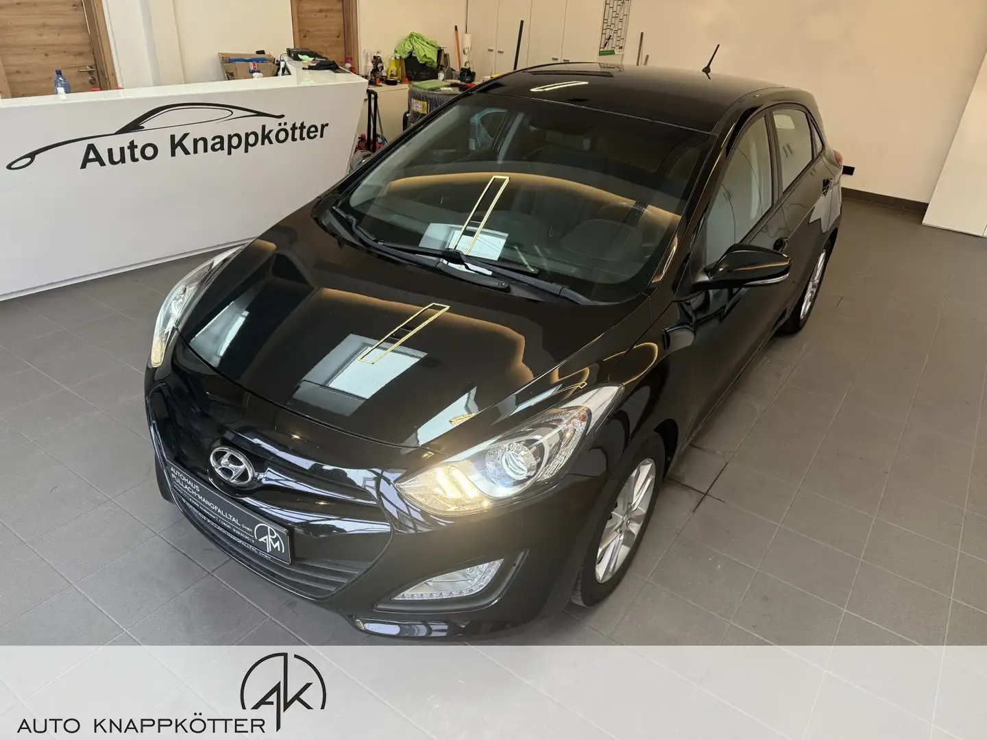 Hyundai i30 i30 1.4 Intro Edition/XenonOptik Klima/Sitzhzg./BC/Leder Schwarz - 2