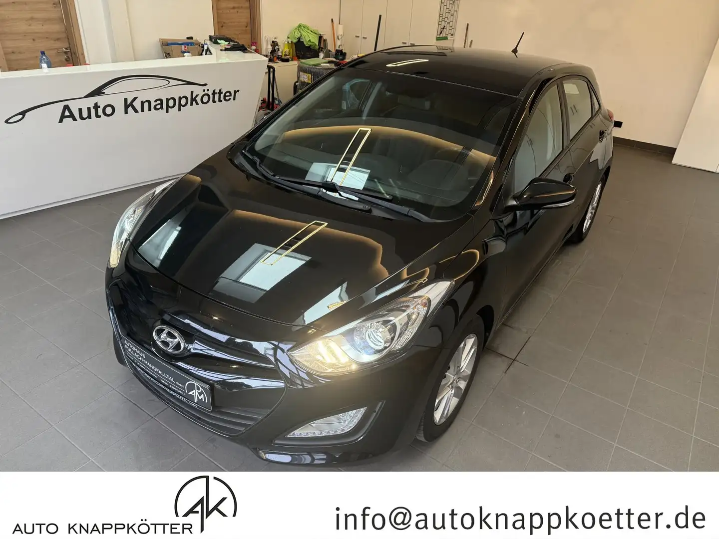 Hyundai i30 i30 1.4 Intro Edition/XenonOptik Klima/Sitzhzg./BC/Leder Schwarz - 1