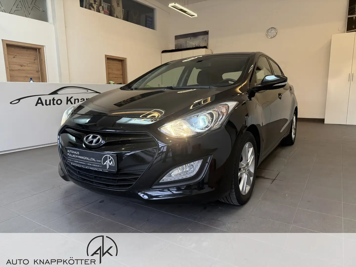 Hyundai i30 i30 1.4 Intro Edition/XenonOptik Klima/Sitzhzg./BC/Leder Schwarz - 2