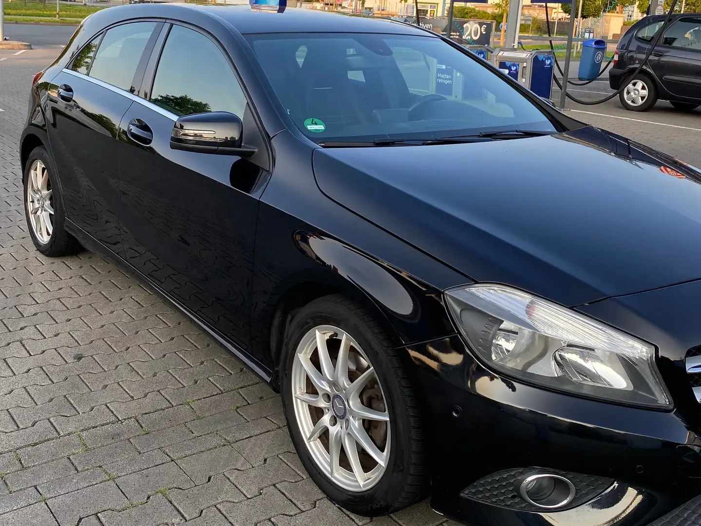 Mercedes-Benz A 180 A-Klasse (BlueEFFICIENCY) Urban Fekete - 2