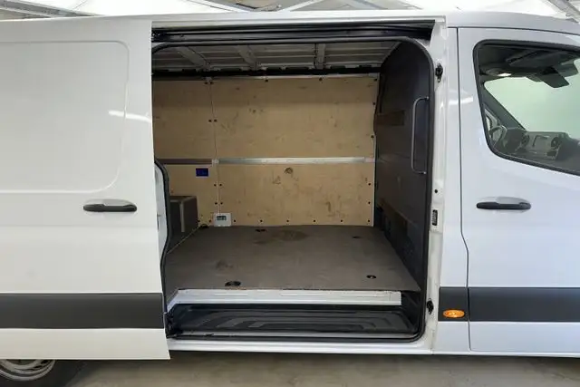 Mercedes-Benz Sprinter view 4
