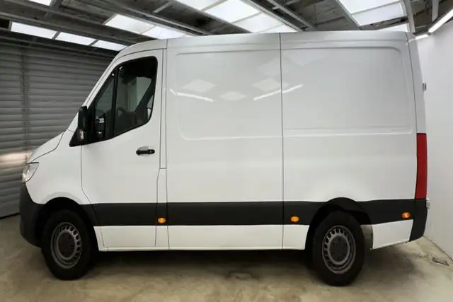 Mercedes-Benz Sprinter view 3
