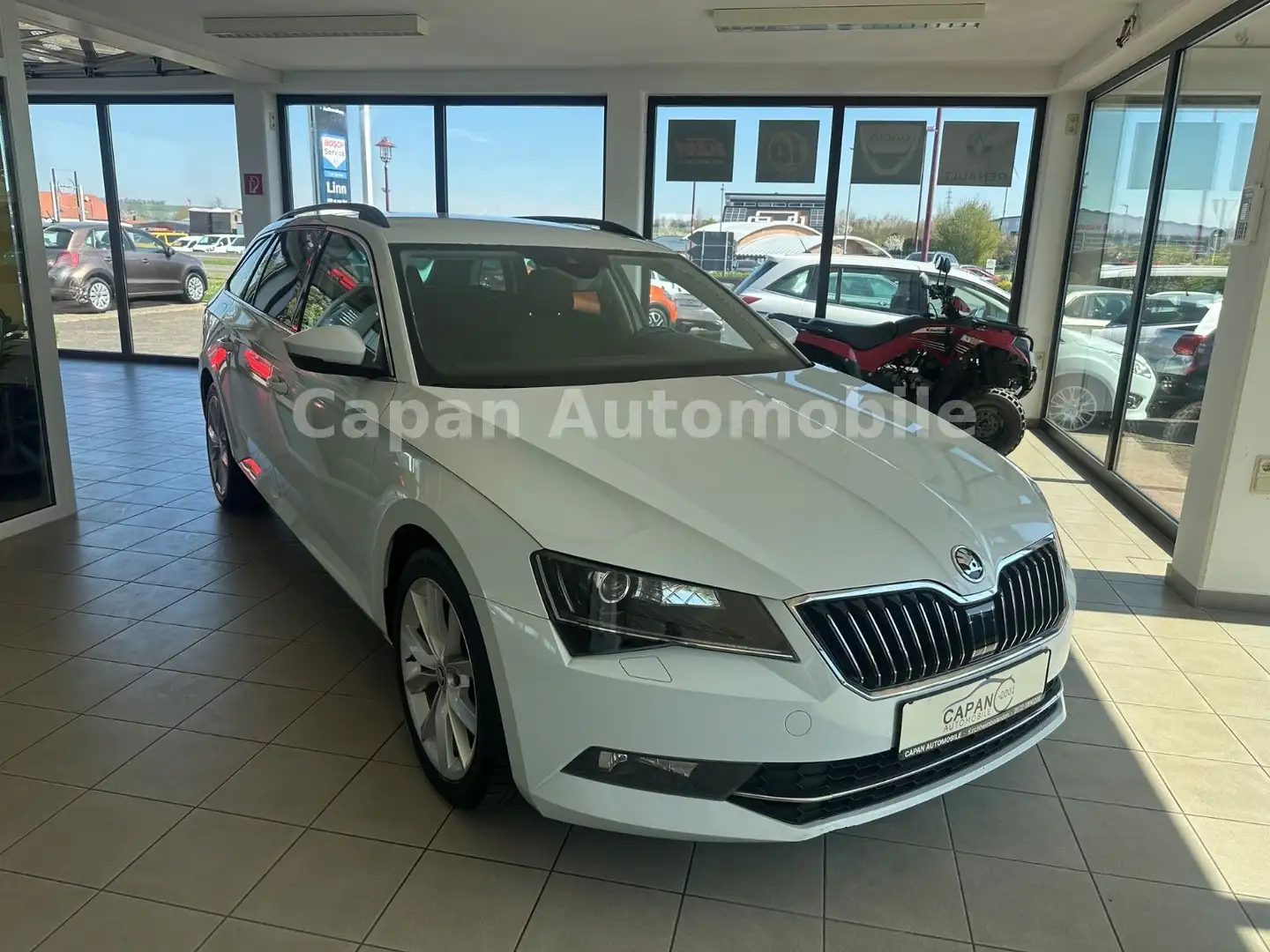Skoda Superb Combi Ambition 4x4 Automatik/Navi/EURO6 Weiß - 1