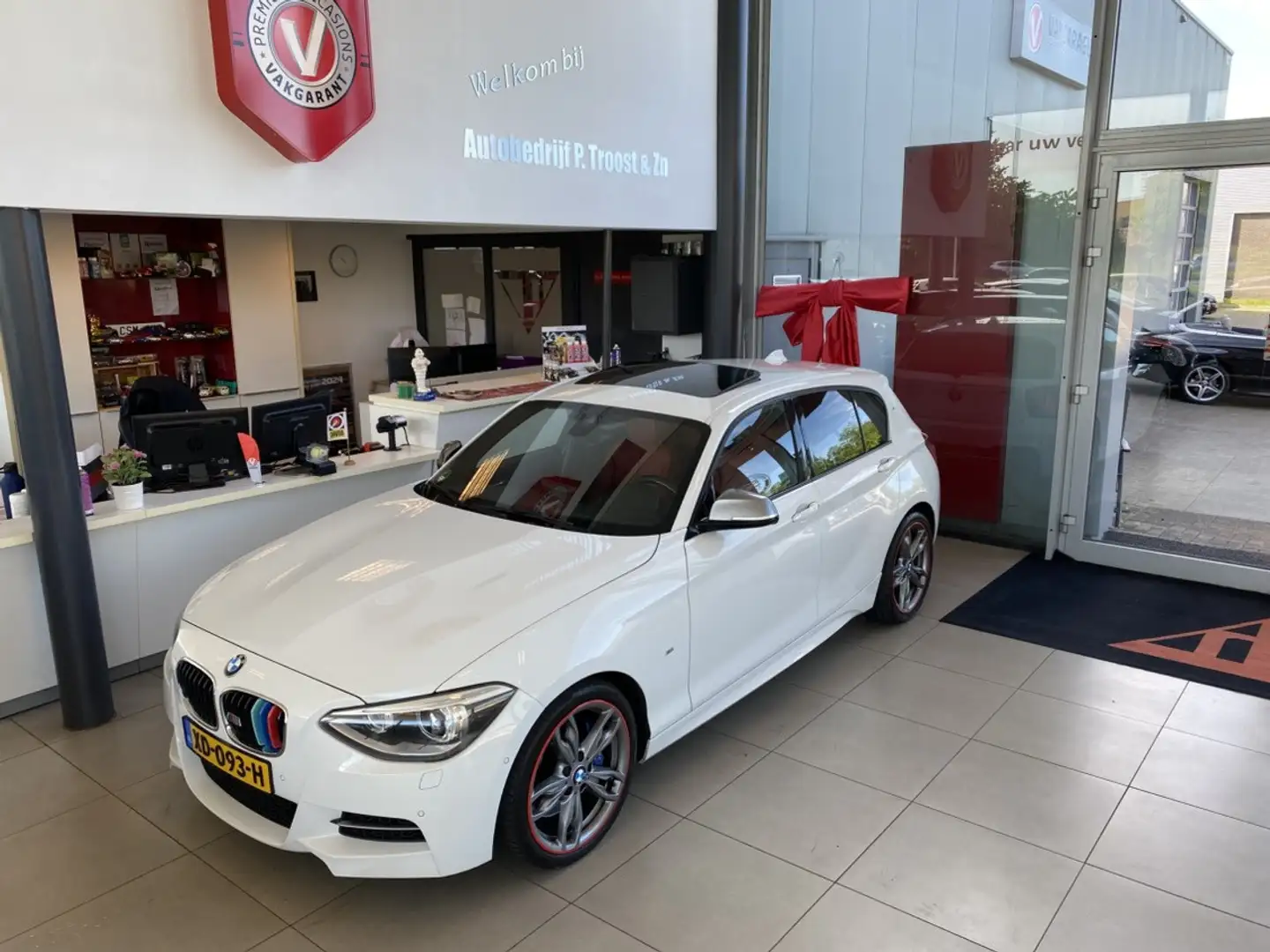 BMW 135 1-serie M135i xDrive High Executive,Performance,6 Wit - 2