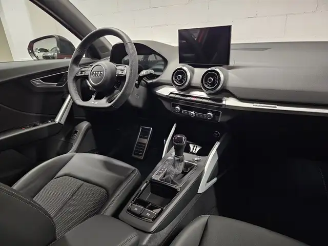 Audi Q2 view 6