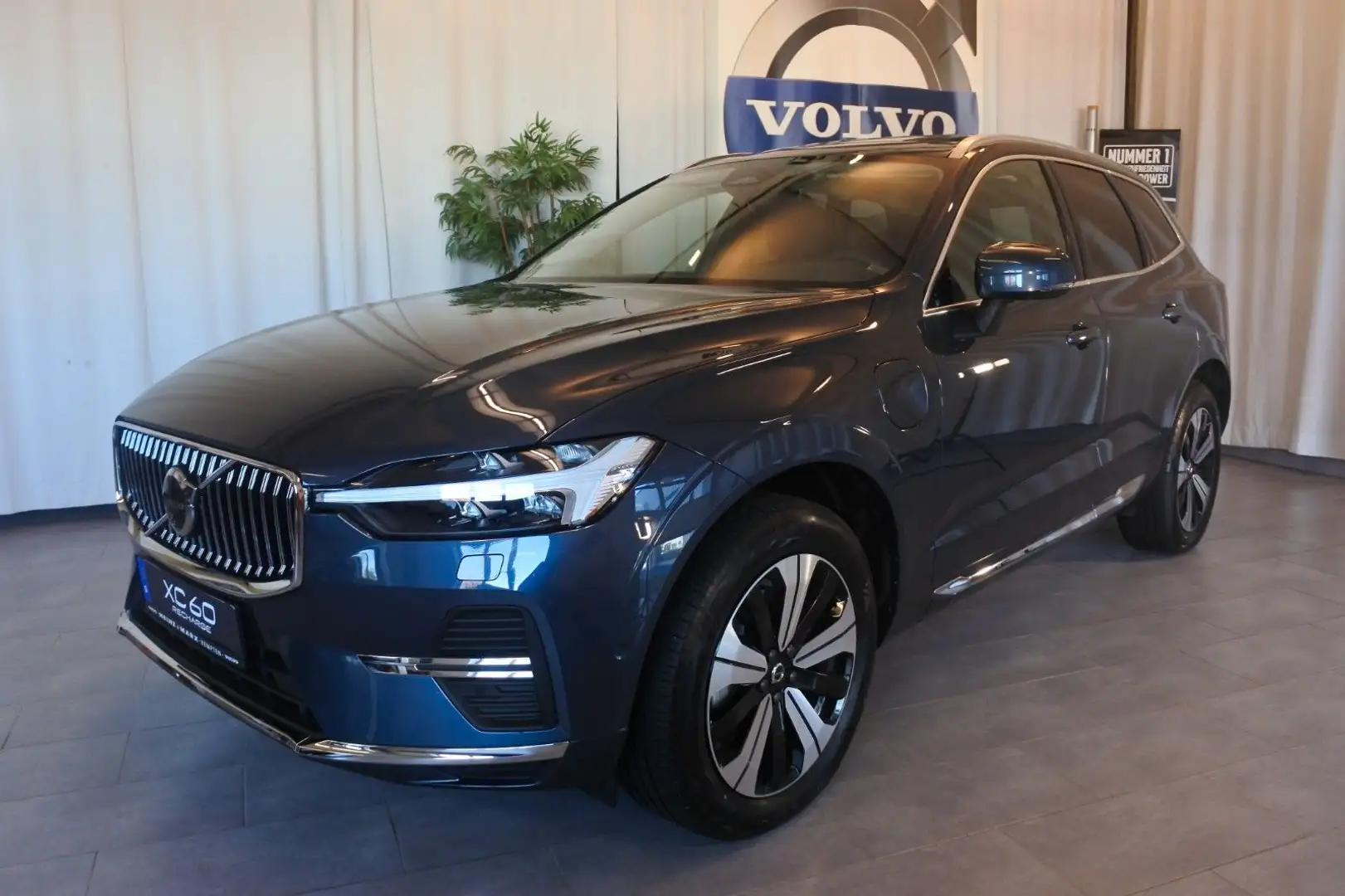 Volvo XC60 T6 Plus Bright Plug-In Hybrid Businesspaket Blau - 2