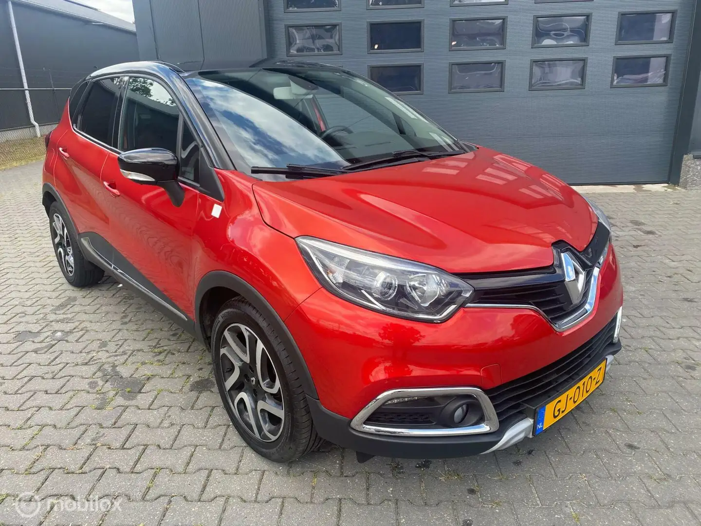 Renault Captur 0.9 TCe Helly Hansen / 5 deurs / 67DKM / NAP! Rood - 2