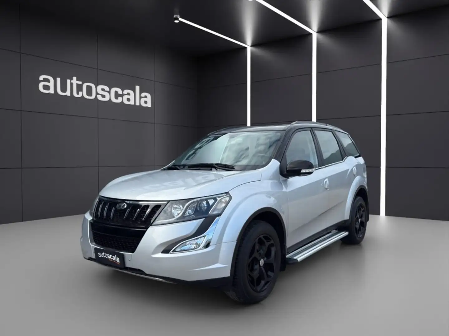 Mahindra XUV500 2.2 16V FWD W10 Silber - 1