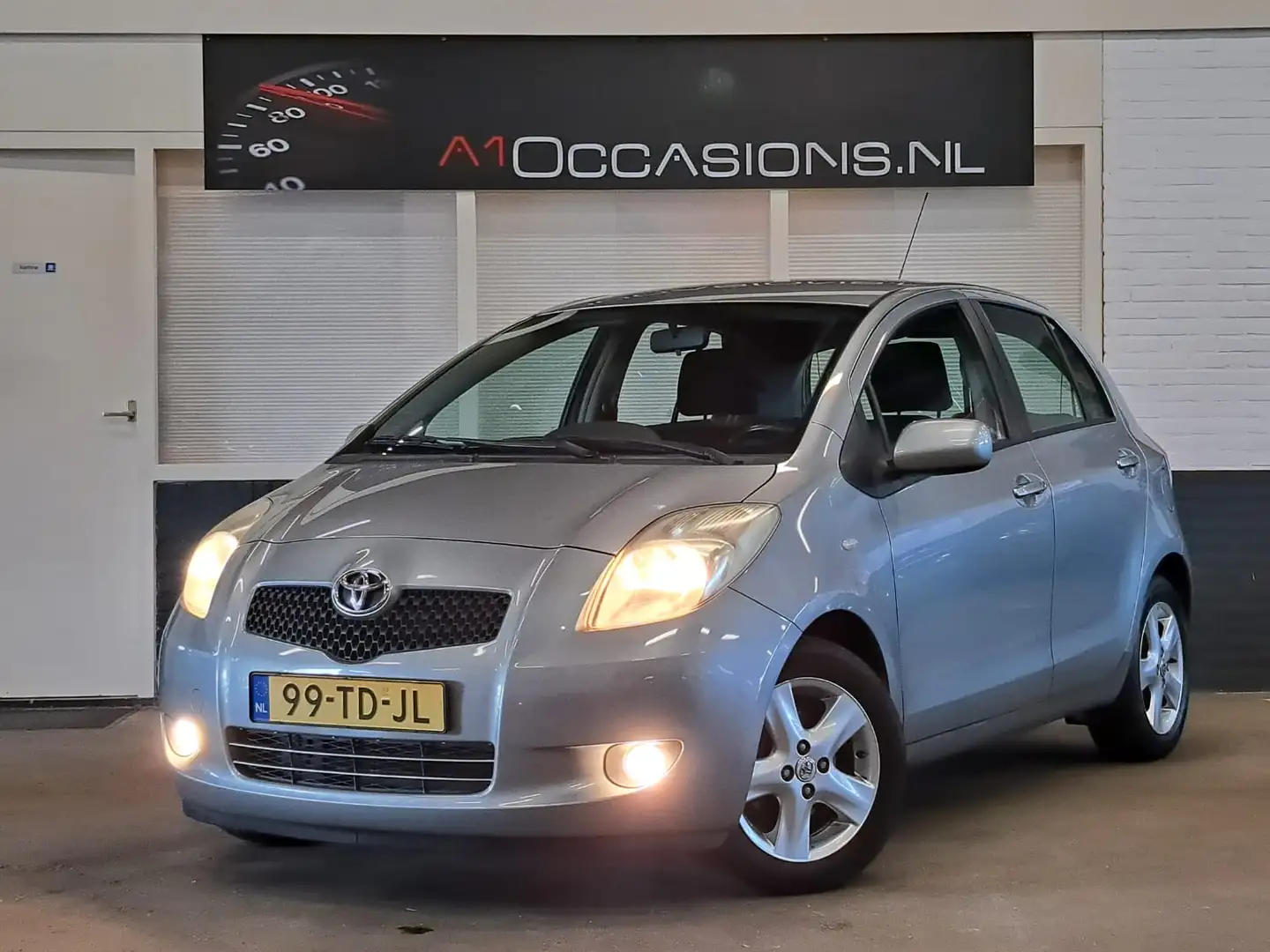 Toyota Yaris 1.3 VVTi Luna Grijs - 2
