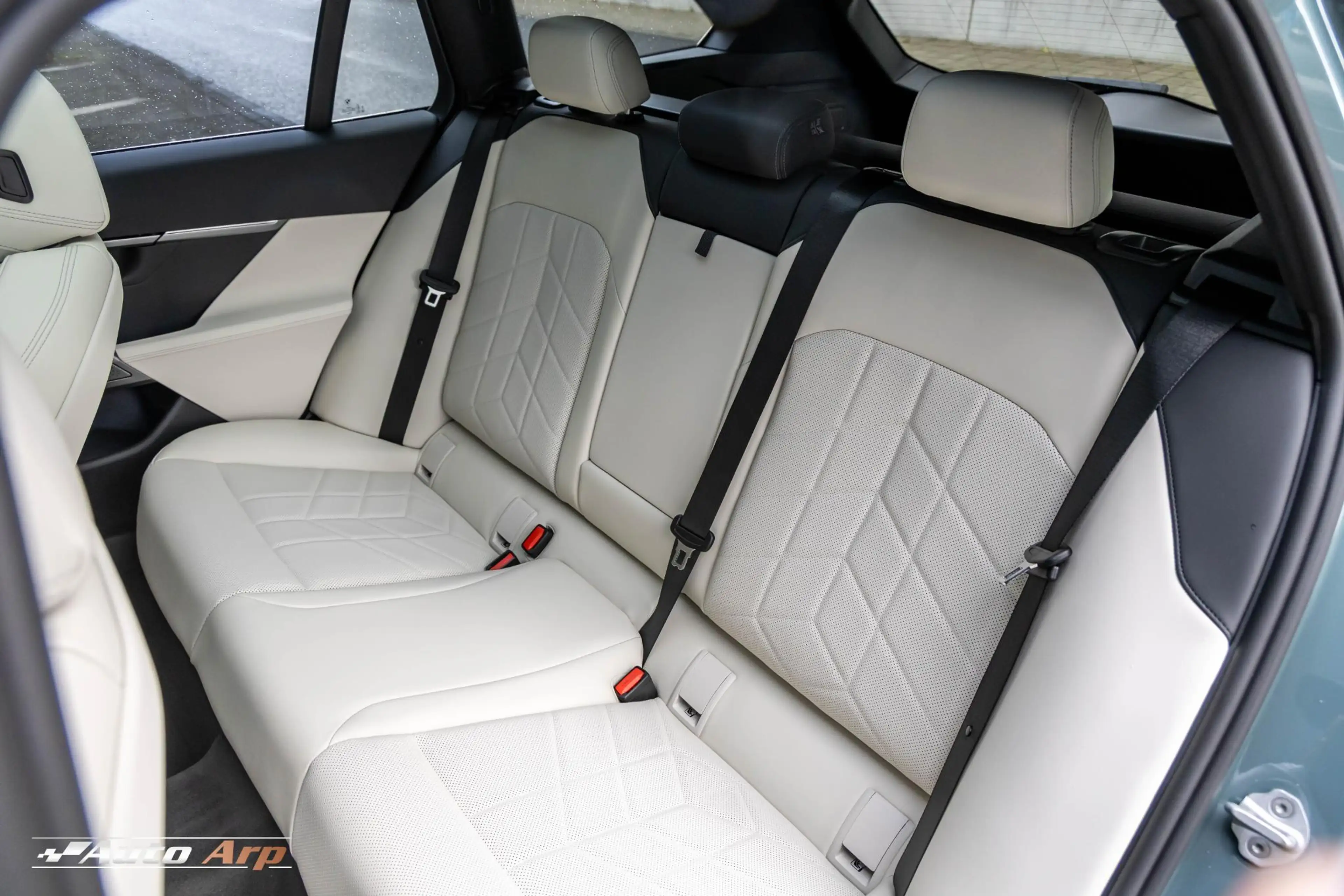 BMW 550 5-serie Touring 550e xDrive M Sport Pro Edition — photo 23