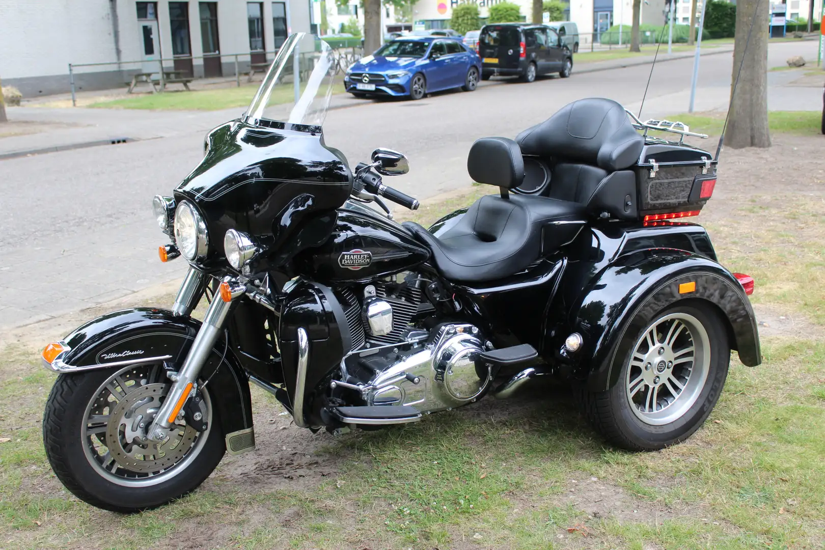Harley-Davidson Tri Glide FLHTC-UTG Ultra Glide Trike Zwart - 2