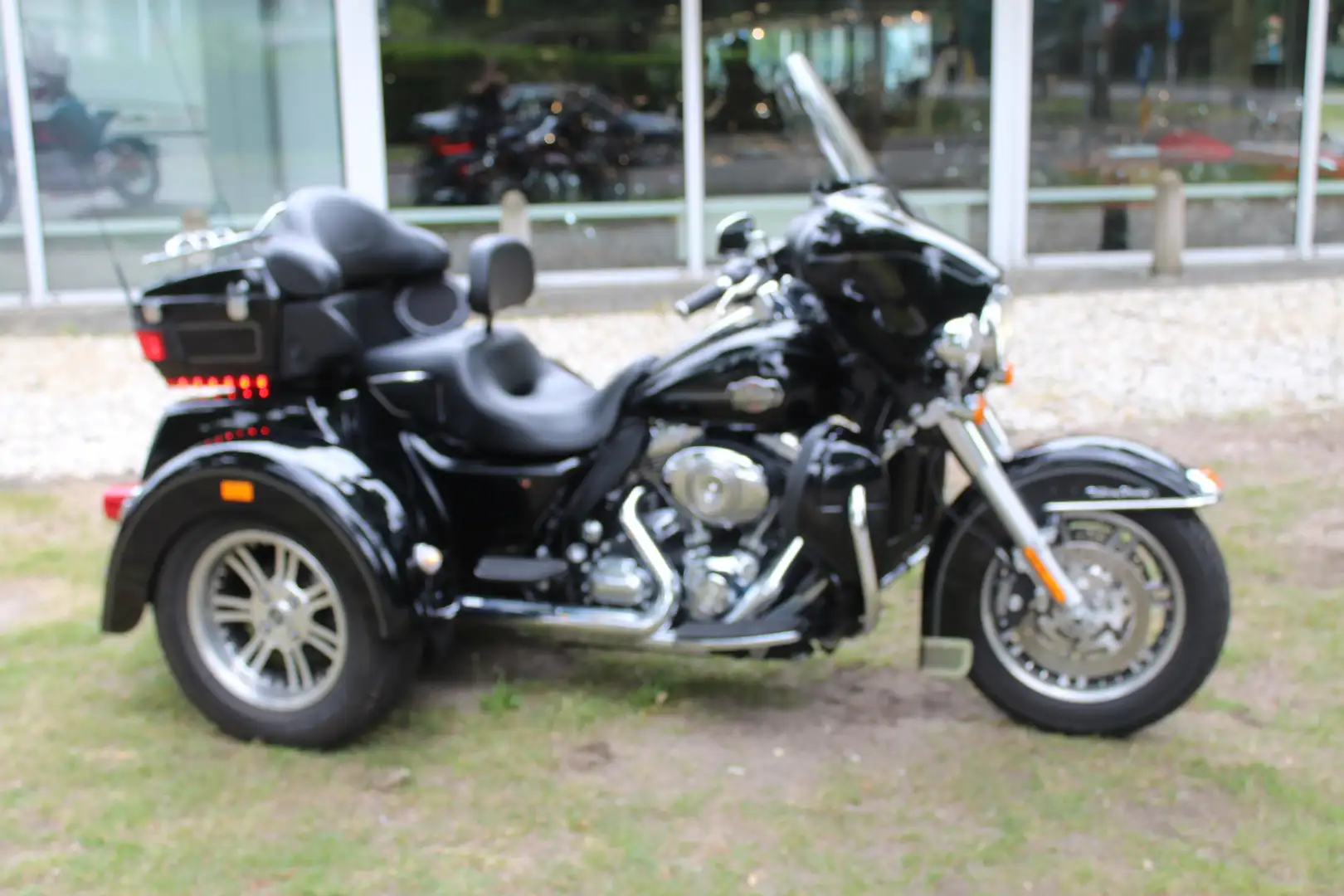 Harley-Davidson Tri Glide FLHTC-UTG Ultra Glide Trike Zwart - 1