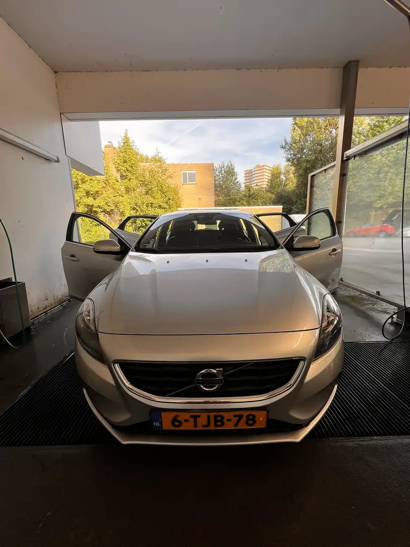 Volvo V40 T4 Powershift Momentum - Sunroof - 1