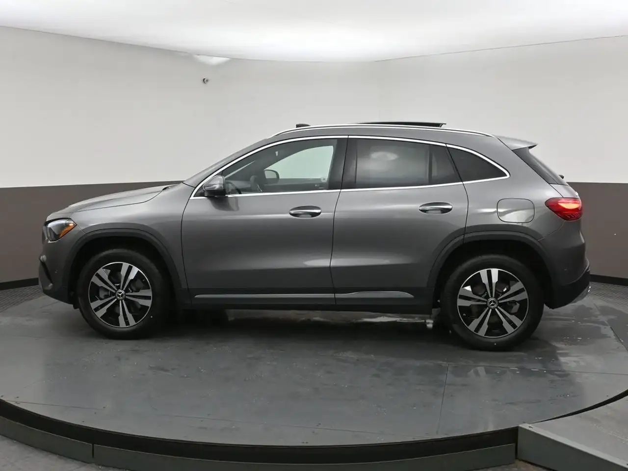 Mercedes-Benz GLA снимка Mercedes-Benz GLA