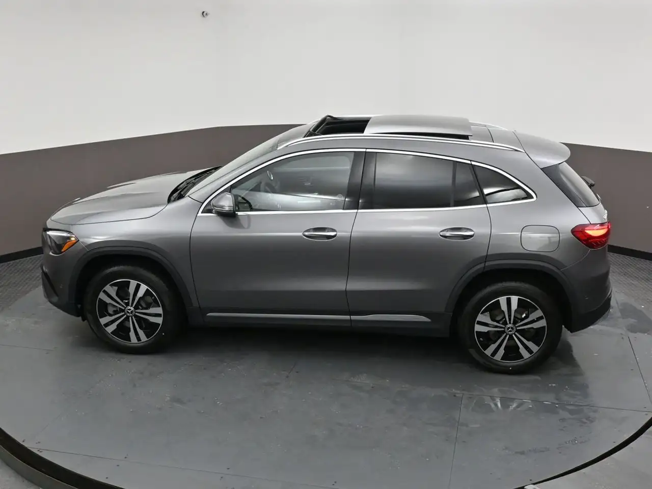 Mercedes-Benz GLA снимка Mercedes-Benz GLA